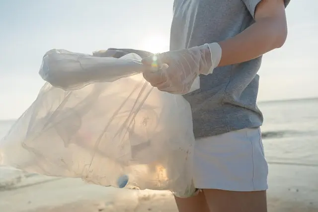 volunteer-pollution-bottleplastic-2601041767552883.webp